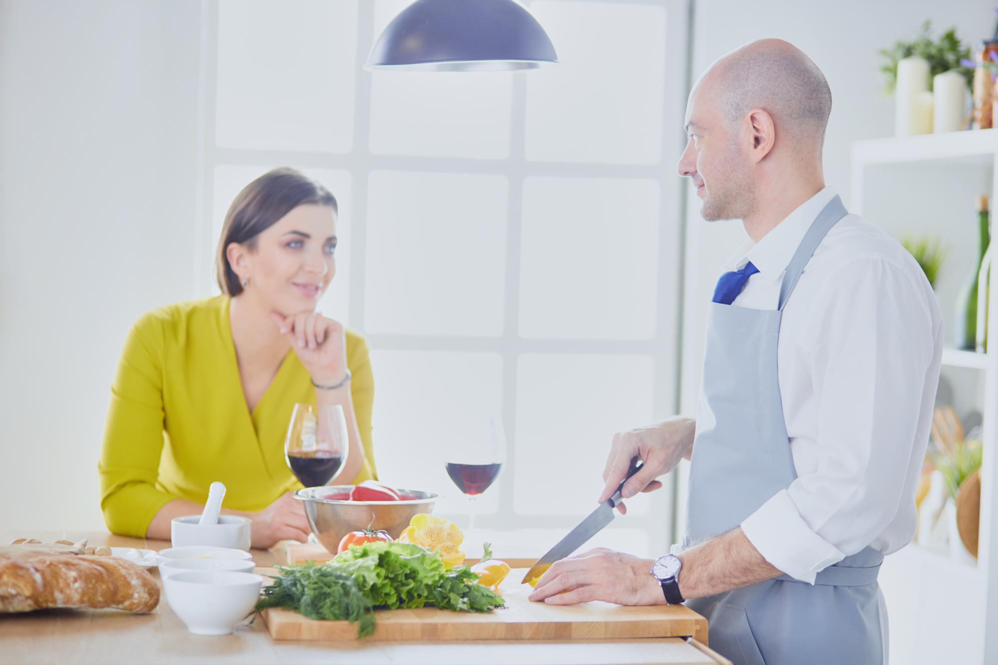 Konsultacja z szefem kuchni przy stole degustacyjnym